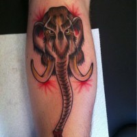 Tattoo mit kleinem farbifem Mammutkopf an der Wade