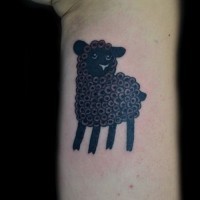 Tatuaje en el brazo,
oveja negra bonita