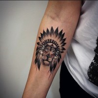 Tatuaje en el antebrazo, león tocado con un sombrero de plumas
