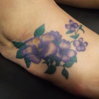 Tatuaje de flores hermosas en el pie
