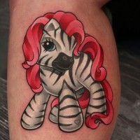 bellissimo piccolo divertente zebra in parucca rossa tatuaggio su stinco