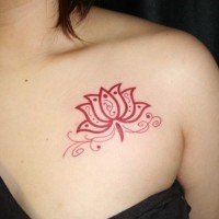 piccolo fiore loto colore rosa tatuaggio per donna su petto