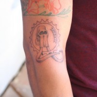 Arm Tattoo mit kleinem nicht farbigem Mammutschädel in der Sonne mit arabischen Zahlen