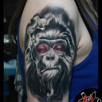 Tatuaggio scimmia fumante sulla spalla
