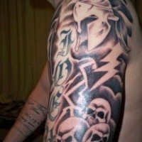 Tatuaje en el brazo,
casco de guerrero espartano y cráneos