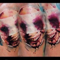 Spettacolare tatuaggio colorato in stile horror del volto da infermiera sanguinante
