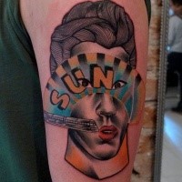 Extraño diseñado por Mariusz Trubisz tatuaje de la parte superior del brazo de la mujer con el tren de la ciudad