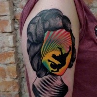 Extraño aspecto coloreado en la parte superior del brazo tatuaje de la cabeza de la mujer estilizada con la caída del hombre