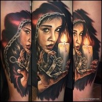 Impresionante retrato de color tatuaje de mujer mística con vela