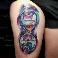Tatuagem de ampulheta surreal por Tyler Malek