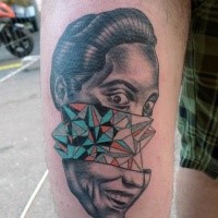Surrealista dipinto da Mariusz Trubisz tatuaggio della coscia del volto dell'uomo con ornamenti geometrici