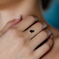 carino piccolo nero coniglio tatuaggio su dito di ragazza