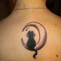 Tatuaggio carino sulla schiena il gatto sulla luna