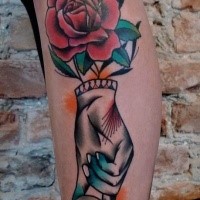 Tatuaje pintado por Mariusz Trubisz en estilo surrealista pierna de rosas