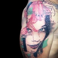 Tatuaggio dipinto con il tatuaggio in stile casalingo del lettering con volto femminile