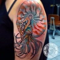 Tatuaje pintado en estilo old school de concha de nautilus
