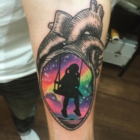 Tatuaje con niña pequeña en el corazón