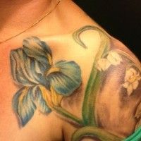 tenero fiore iris blu tatuaggio su spalla