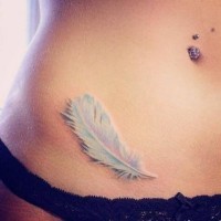 Tatuaje en el estómago,  pluma delicado blanca