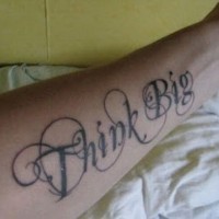 Tatuaje en el antebrazo, frase, letra grande cursiva