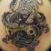 Tatuaje en la espalda, tigre y dragón, yin yang verde