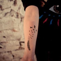 Tatuaje  de pluma sencilla con aves en el antebrazo