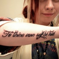 citazione sii te stesso tatuaggio per ragazze su braccio
