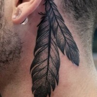Tatuaje detrás de la oreja, dos plumas negras de cuervo