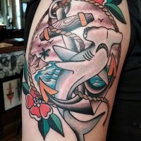 ancoraggio con  squalo martello e paesaggio tatuaggio