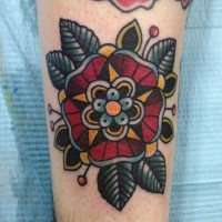 tradizionale fiore rosso e foglie verde tatuaggio su braccio