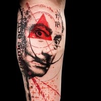 Trash estilo polca colorido bíceps tatuagem de homem assustador com triângulo vermelho e letras