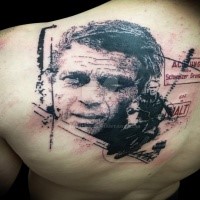 Tatuaggio scapolare colorato Trash in stile Polka del motociclista uomo