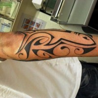 Tatuaje tribal negro en el antebrazo