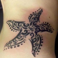 tribale inchiostro nero stellamarina tatuaggio su lato