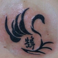 elegante tribale inchiostro nero cigno tatuaggio