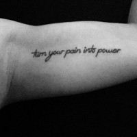 Tatuaje en el antebrazo, convierte tu dolor en el poder, inscripción pequeño
