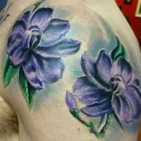 due larghe fiori gelsomino viola tatuaggio su spalla