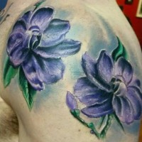 Tatuaje en el hombro, flores jazmín espléndidas