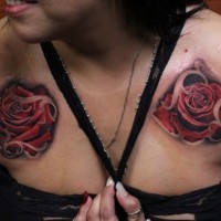 Amerikanisches klassisches Brust Tattoo mit zwei Rosen und Filigran