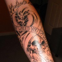 Ungefärbter Schädel und gebrochener Herz mit Zitat Tattoo am Unterarm