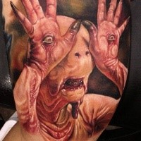 Tatuaje del gran monstruo colorido diseñado único del monstruo con los ojos en las manos