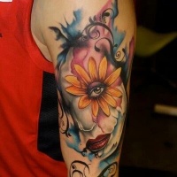 Neuschulstil farbiger Oberarm Tattoo des menschlichen Gesichtes mit Blumen