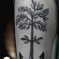 inchiostro nero e bianco ancora albero tatuaggio su coscia