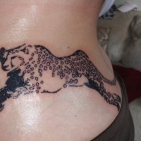 Tattoo von ungewöhnlichem rennendem Gepard mit rosa Punkten