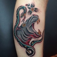 Tatuaje en el brazo,
hipopótamo que grita con serpiente, old school