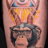 insolito vecchia scuola scimpanze` cornuto con occhio in triangolo tatuaggio su gamba