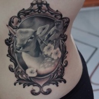 Tatuaje en la cintura, ciervo joven lindo en el marco, diseño de colores negro y blanco
