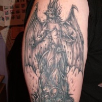 Los videojuegos como el tatuaje de la gran gárgola guerrera en la parte superior del brazo