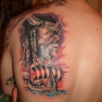 Tatuaje en la espalda, vikingo de perfil y barco pequeño