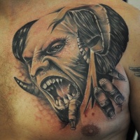 Tatuaggio del petto dettagliato di stile horror vintage della testa del diavolo mostruoso